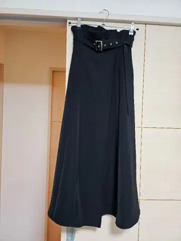 블랙 벨트 플레어 스커트