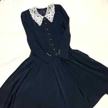 옷깃의 레이스가 럭셔리한 청순한 원피스