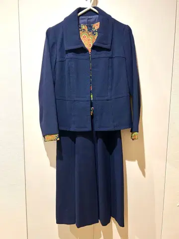 네이비 자켓과 꽃무늬 원피스 셋업