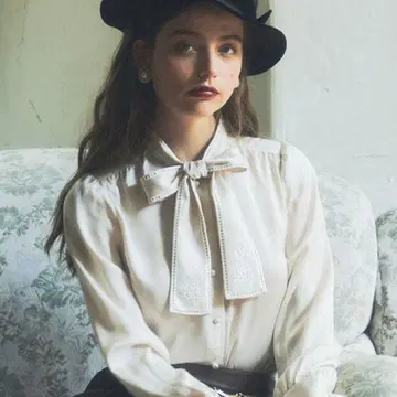 로즈 컷워크 보타이 블라우스 안 아나더 안젤라스 핀트