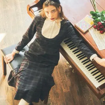 오벌 요크 절개 머메이드 체크 원피스 핀트