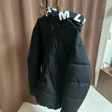 후드 부착 블랙 다운 자켓