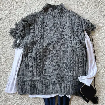 [ tyn.TGOR ] Hand needle fringe vest 그레이