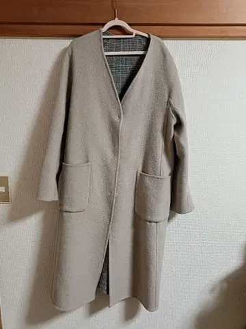 베이지 체크 무늬 노카라 코트