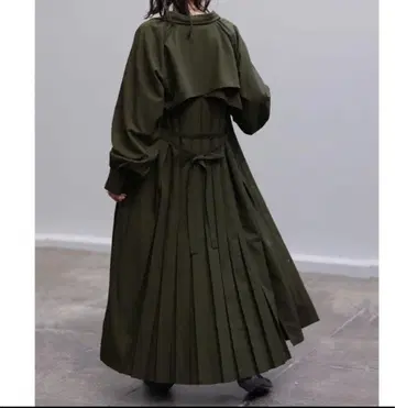 HUG.U 백 플리츠 트렌치 원피스 카키