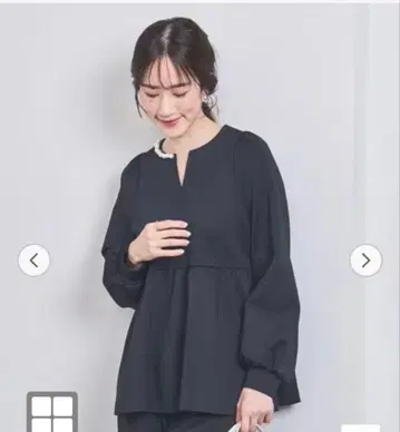 SPONGY 펄 모티브 페플럼 블라우스 네이비