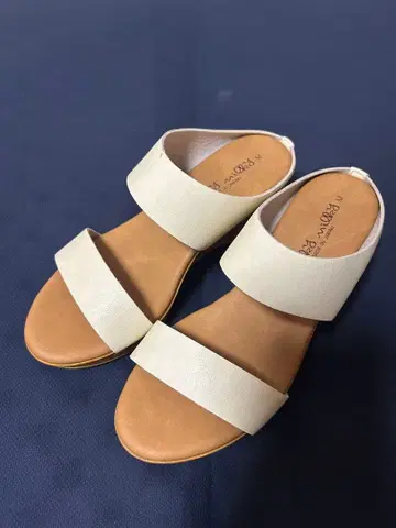 크림색 플랫 스트랩 샌들