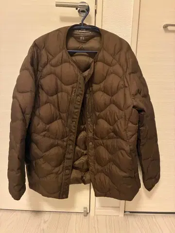 유니클로 화이트 마운티니어링 wm 다운 자켓 브라운