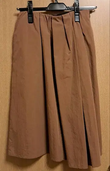 브라운 플레어 스커트 무릎 기장 플리츠