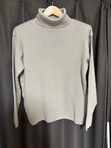 그레이 터틀넥 스웨터