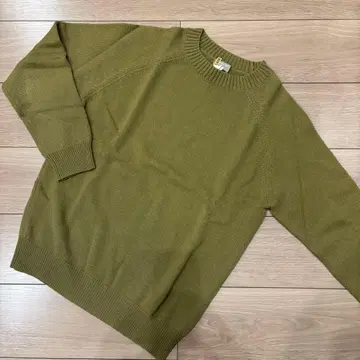올리브색 니트 M 사이즈 클리닝 완료