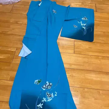 파란색 꽃무늬 자수 후리소데