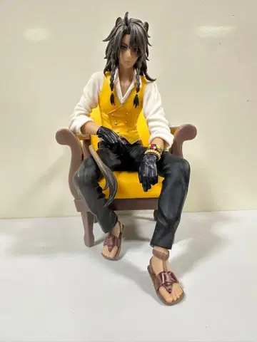 트위스테 레오나 킹스컬러 피규어