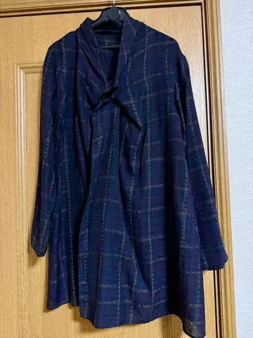 요건 레일 실크 네이비 계열 체크 무늬 롱 셔츠