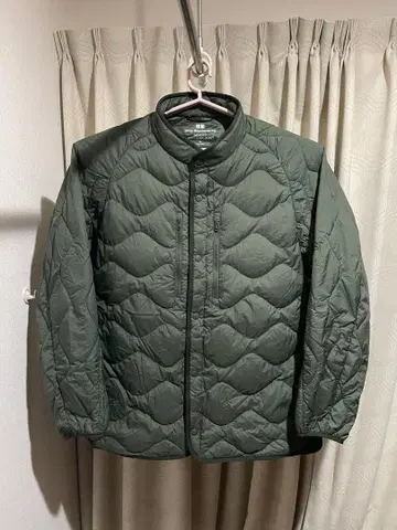 유니클로 화이트 마운티니어링 리사이클 하이브리드 다운 자켓