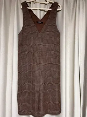 브라운 체크 무늬 V넥 원피스