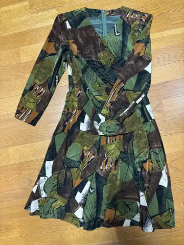 세련된 긴팔 무릎 기장 원피스 카키