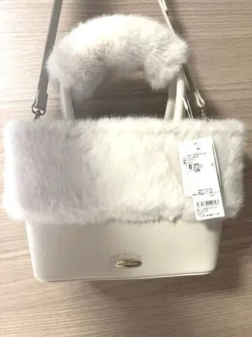 퍼 달린 화이트 숄더백
