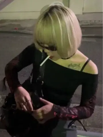 드래곤 자수 오프숄더 긴팔 상의 큐티 플래시