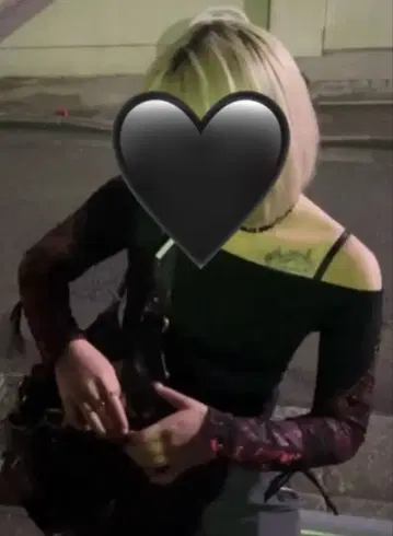 드래곤 자수 오프숄더 긴팔 상의 큐티 플래시