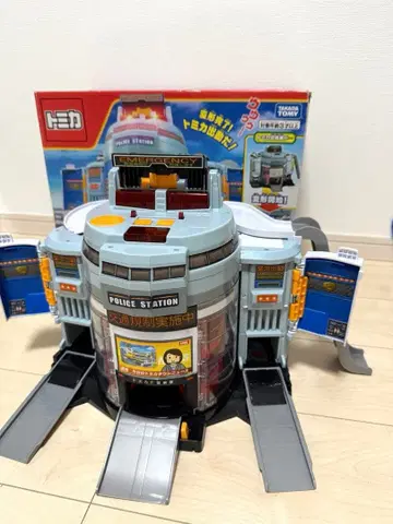 토미카 빙글빙글 변형! DX 폴리스 스테이션