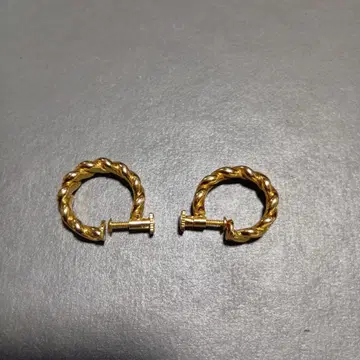 골드 트위스트 디자인 귀찌