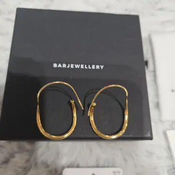 BARJEWELLERY 골드 커브 귀걸이 이번 시즌 41800엔