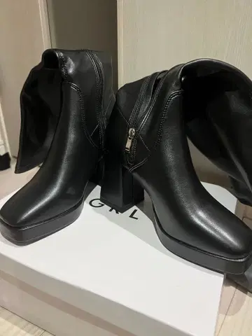 지퍼 달린 블랙 롱 부츠