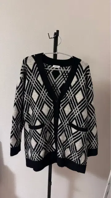 블랙과 화이트 체크 무늬 가디건
