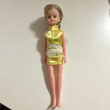 리카짱 인형과 옐로우 컬러 2피스 세트