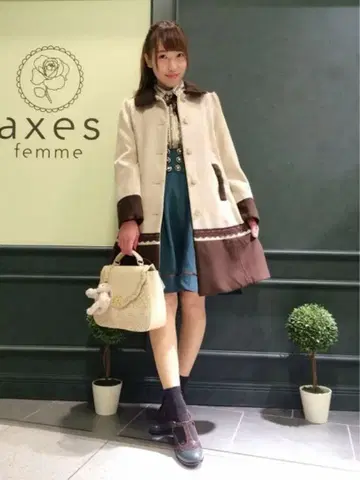 퍼 달린 옷깃의 A라인 롱 코트