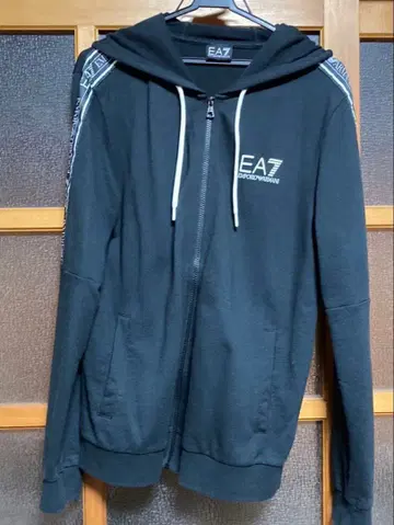EA7 블랙 후드 부착 후드티