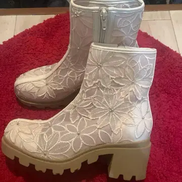 RANDA 플라워 자수 트랙 밑창 숏부츠 (CREAM)