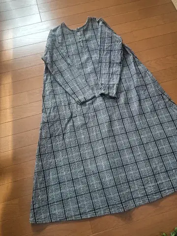 인내추럴 그레이 계열 체크 무늬 앞뒤 착용 원피스