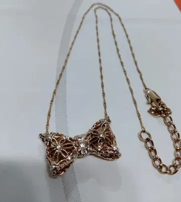 grosse 글로세 리본형 골드 컬러 목걸이 크리스탈 스톤 포함