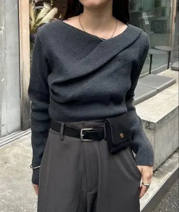 mystic 오프숄더 리브 니트 차콜 그레이