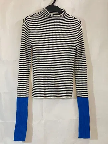 Tiptop 손가락 트임 스트라이프 터틀넥 니트