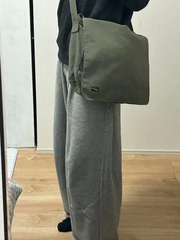 올리브 그린 숄더백