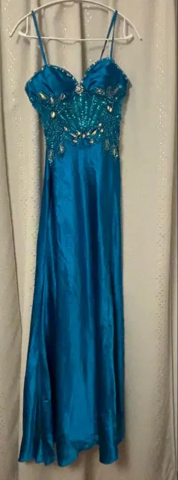 파란 비즈 장식 슬립 드레스