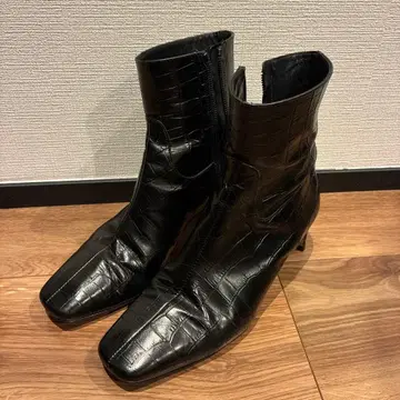 블랙 가죽 크로커다일 패턴 부츠