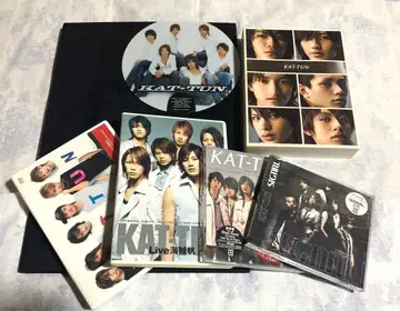 KAT-TUN 데뷔 전후의 CD, DVD, 굿즈 등 7점