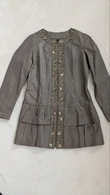 새상품 비쥬 장식 베이지 라무 가죽 자켓 사이즈 7호