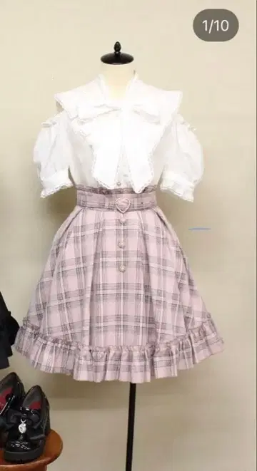 프릴 블라우스와 체크 무늬 스커트 세트