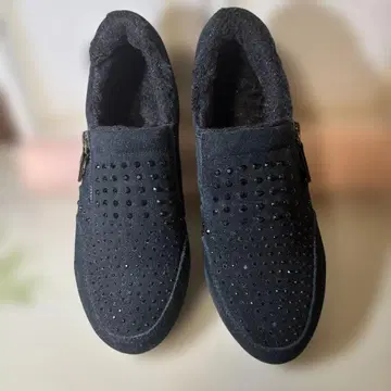 비쥬 포함 블랙 스웨이드 슬립온