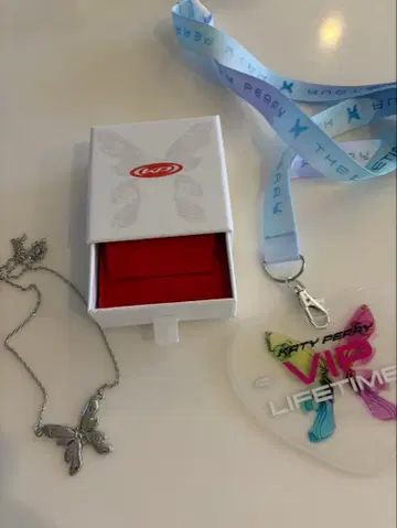 한정판 미개봉 케이티 페리 Katy Perry 목걸이 VIP 패스