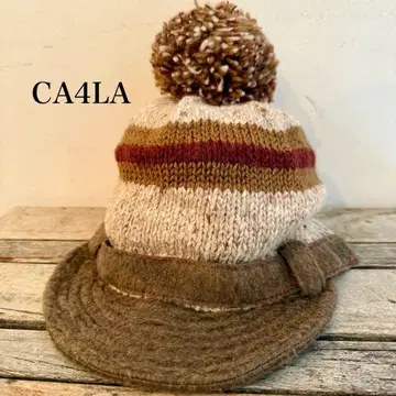 CA4LA 폼폼 챙 부착 니트 모자