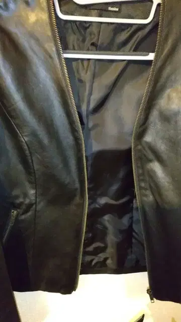 블랙 가죽 자켓 V넥