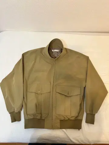 베이지 스탠드 카라 점퍼