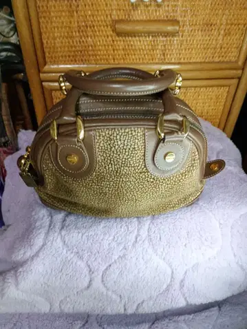 볼보네세 브라운 계열 가죽 핸드백