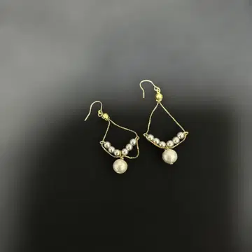 코튼 펄과 비즈의 골드톤 귀걸이